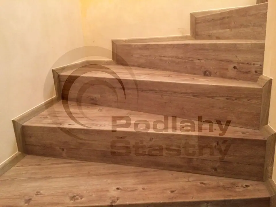 Schody obložené vinylovou podlahou ve stejném dekoru