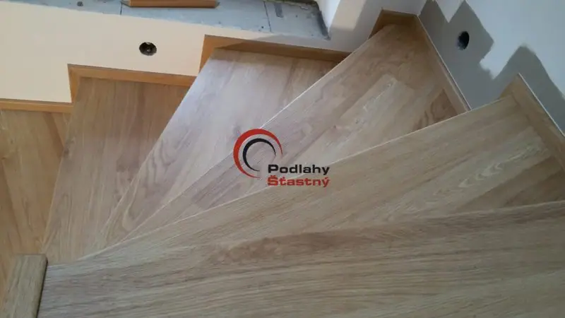 Točité schodiště obložené podlahou se schodovými hranami