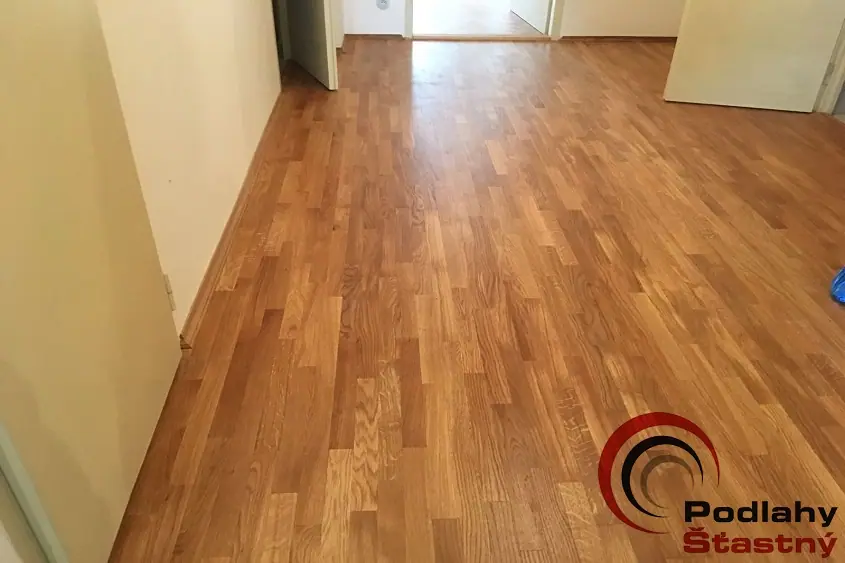 Nově položené masivní dubové parkety
