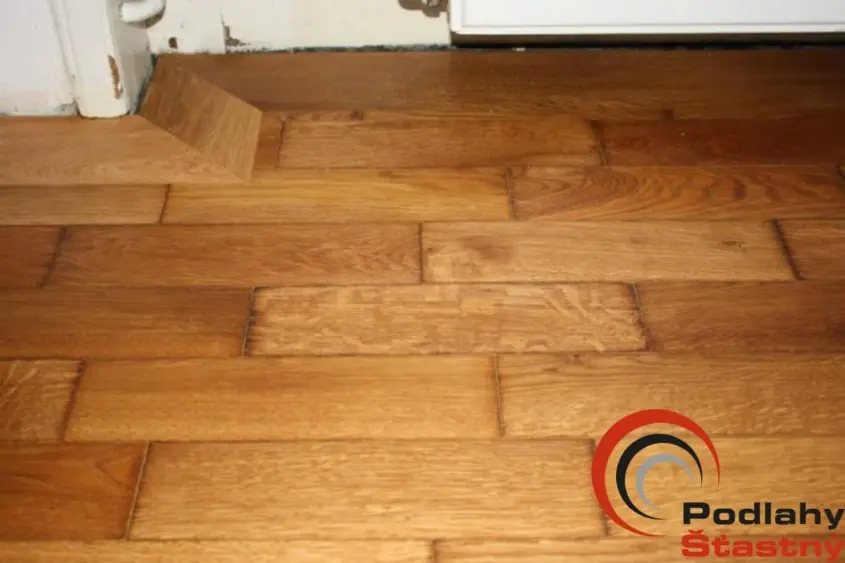 Stará parketová podlaha s původním dřevem před renovací