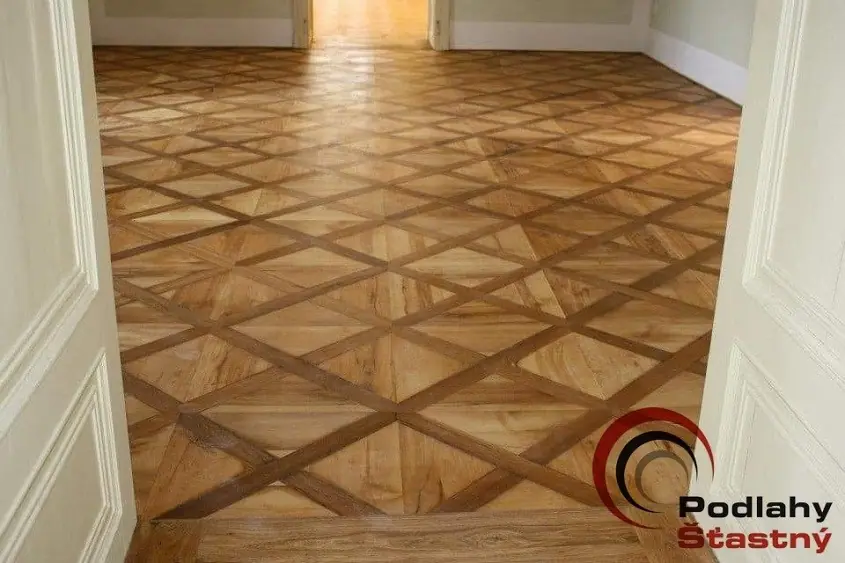 Renovace intarzovaných parket v pražském bytě
