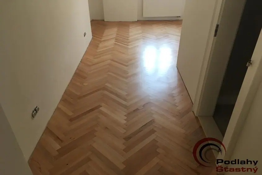 Lakovaná parketová podlaha s lesklým povrchem
