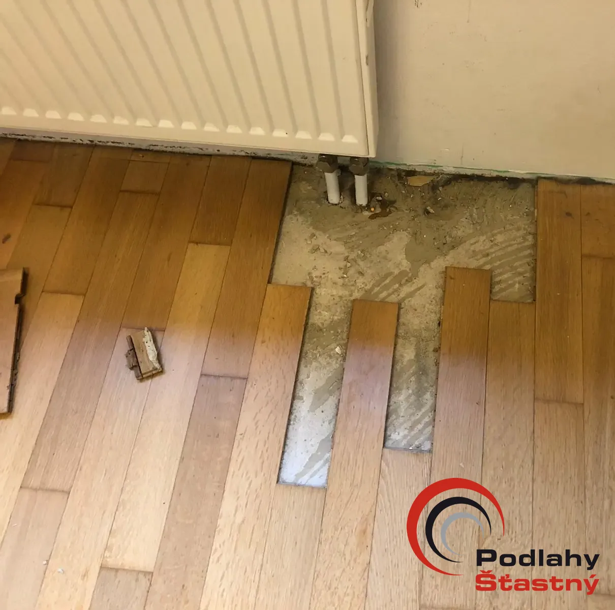 Renovace parket – rozebraná podlaha u radiátoru před opravou podkladu