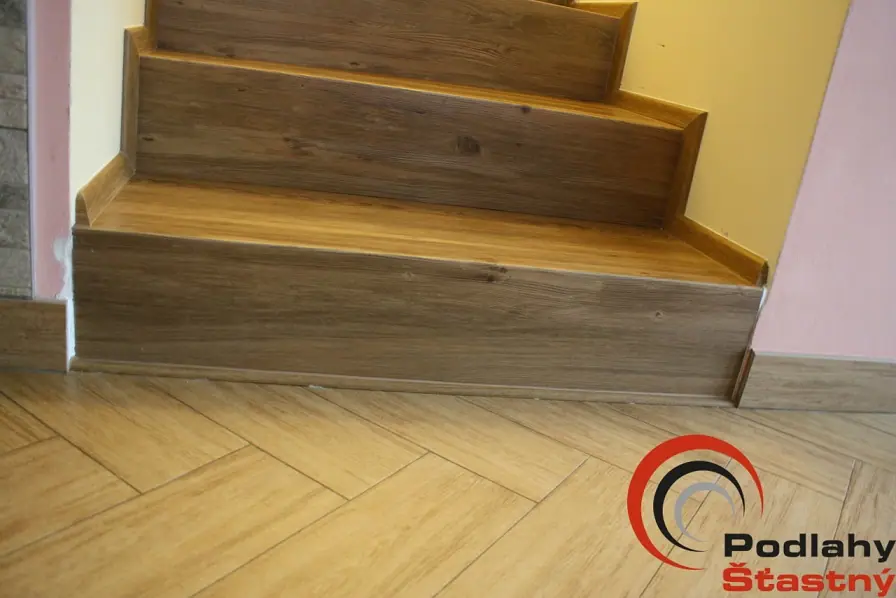 Schody z vinylu navazující na podlahu v rybí kosti