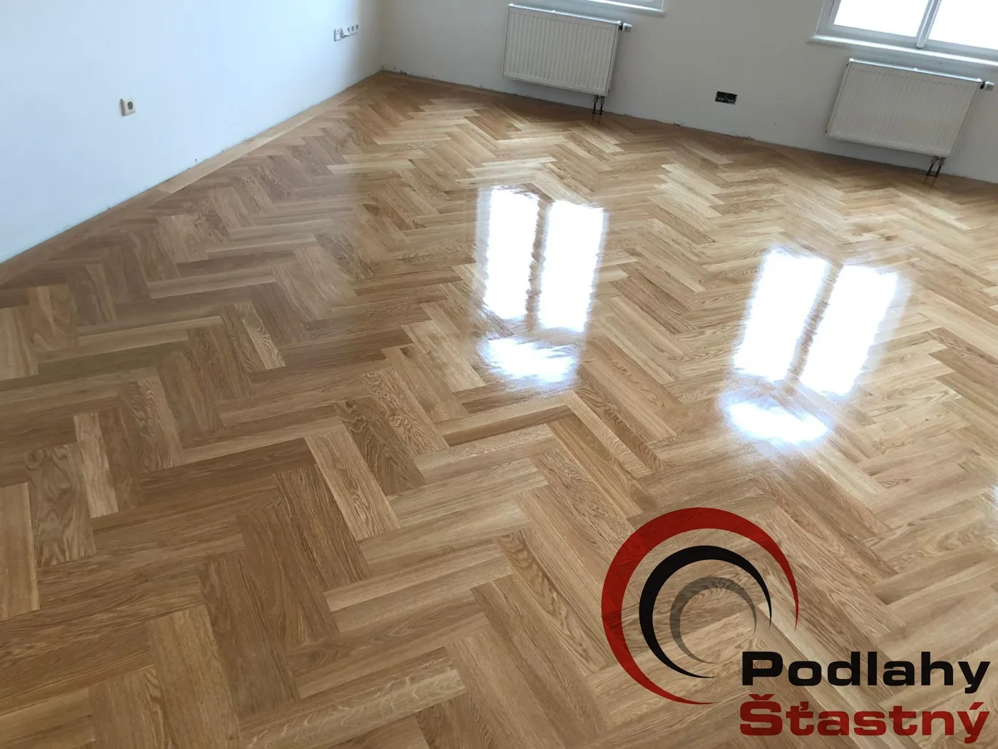 Realizace: dubové parkety rybí kost, lakovaný povrch, světlý pokoj