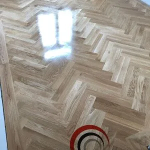Realizace: parkety rybí kost s lemováním, lakovaný povrch