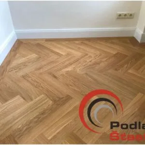 Realizace: světle tónované dubové parkety rybí kost v bytě