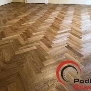 Realizace: renovované dubové parkety po broušení a nové povrchové úpravě