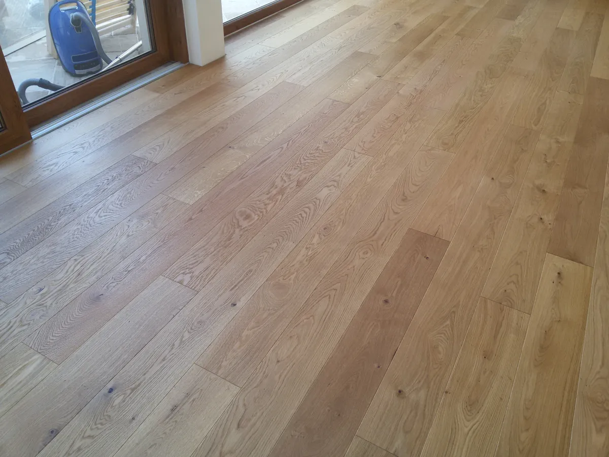 Realizace: masivní dubová prkna, detail kresby dřeva