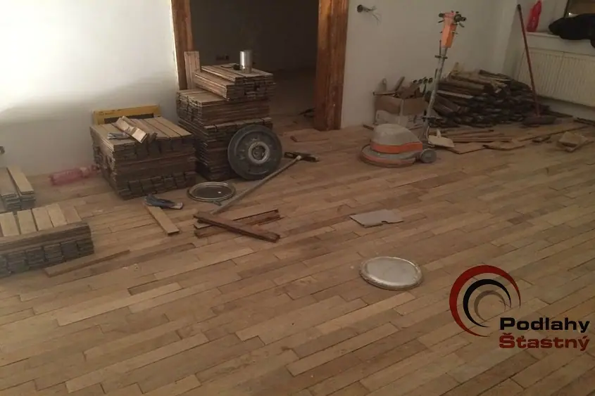 Přeložení původních parket – rozebrané a očištěné parkety při pokládce